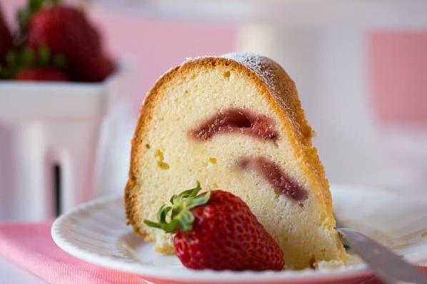  A perfect summer treat - this Strawberry Swirl Cream Cheese Pound Cake is bursting with fruity flavors.
