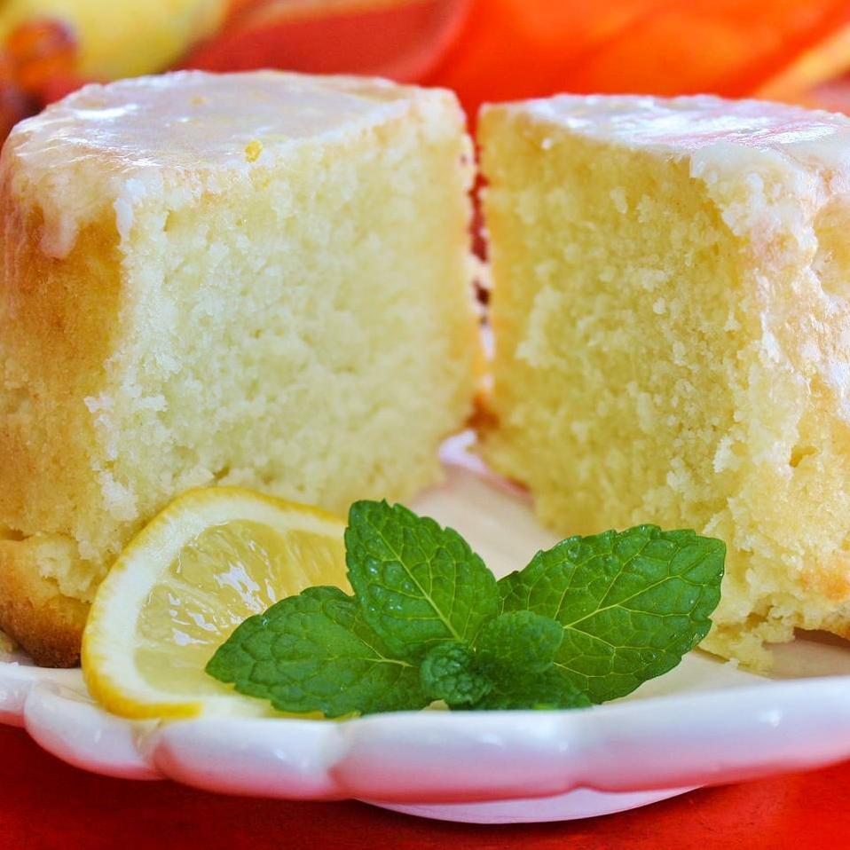  A slice of sunshine on your plate - lemon-buttermilk pound cake!