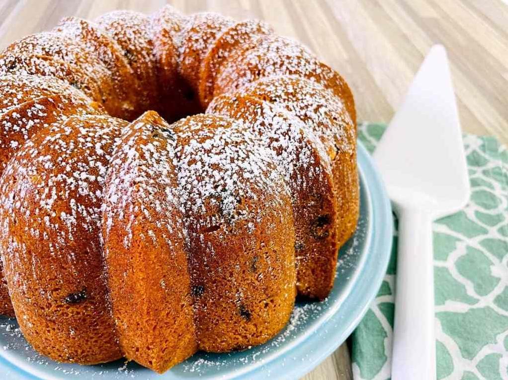  Cream cheese goodness: This pound cake is made with creamy, tangy cream cheese.