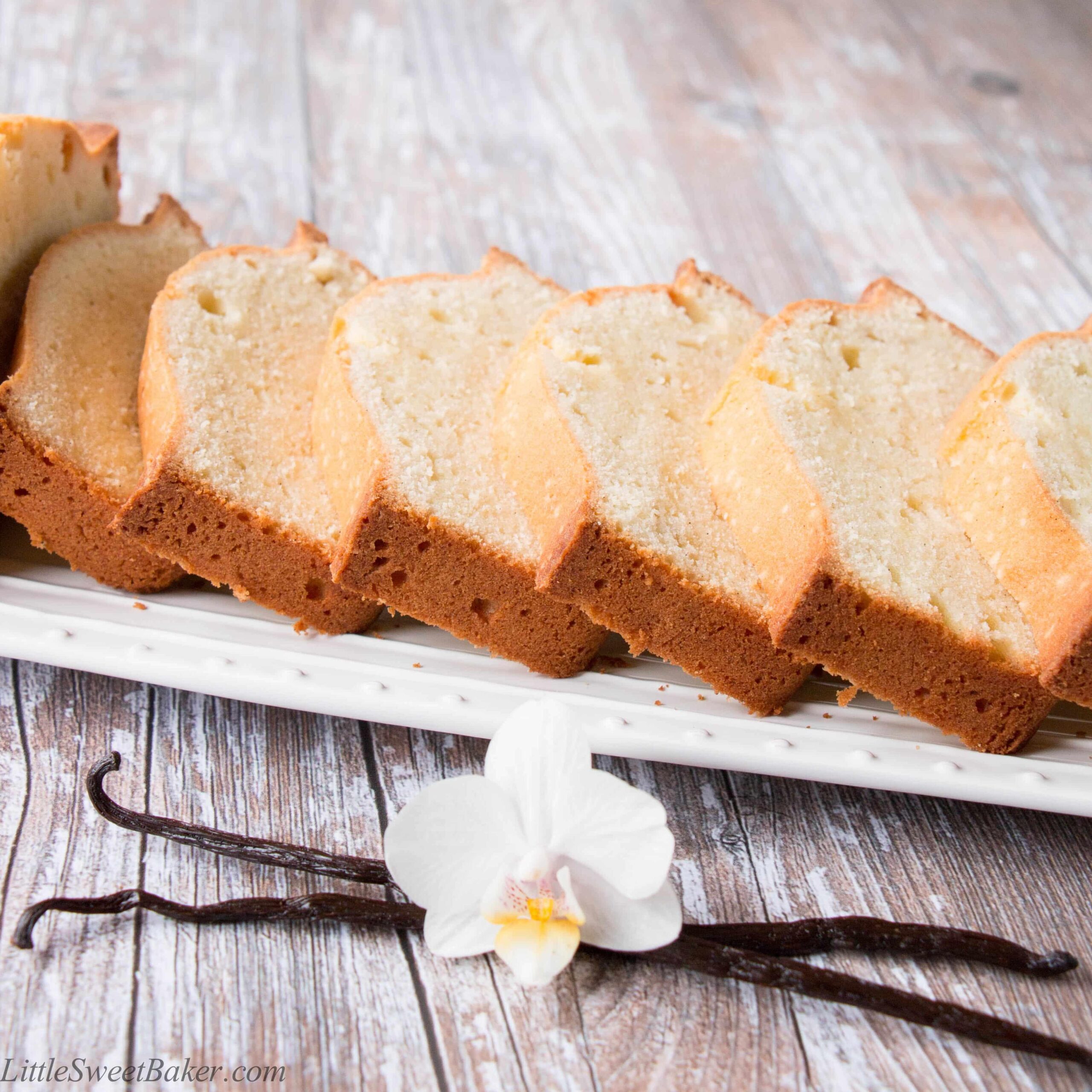  Curb your sweet tooth with this delicious Vanilla Bean Pound Cake!