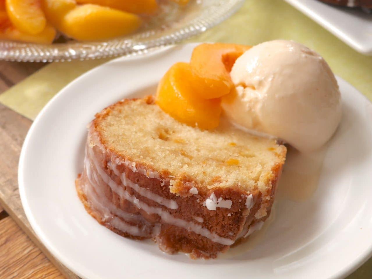  Every slice is packed with juicy, ripe peaches for a burst of flavor.