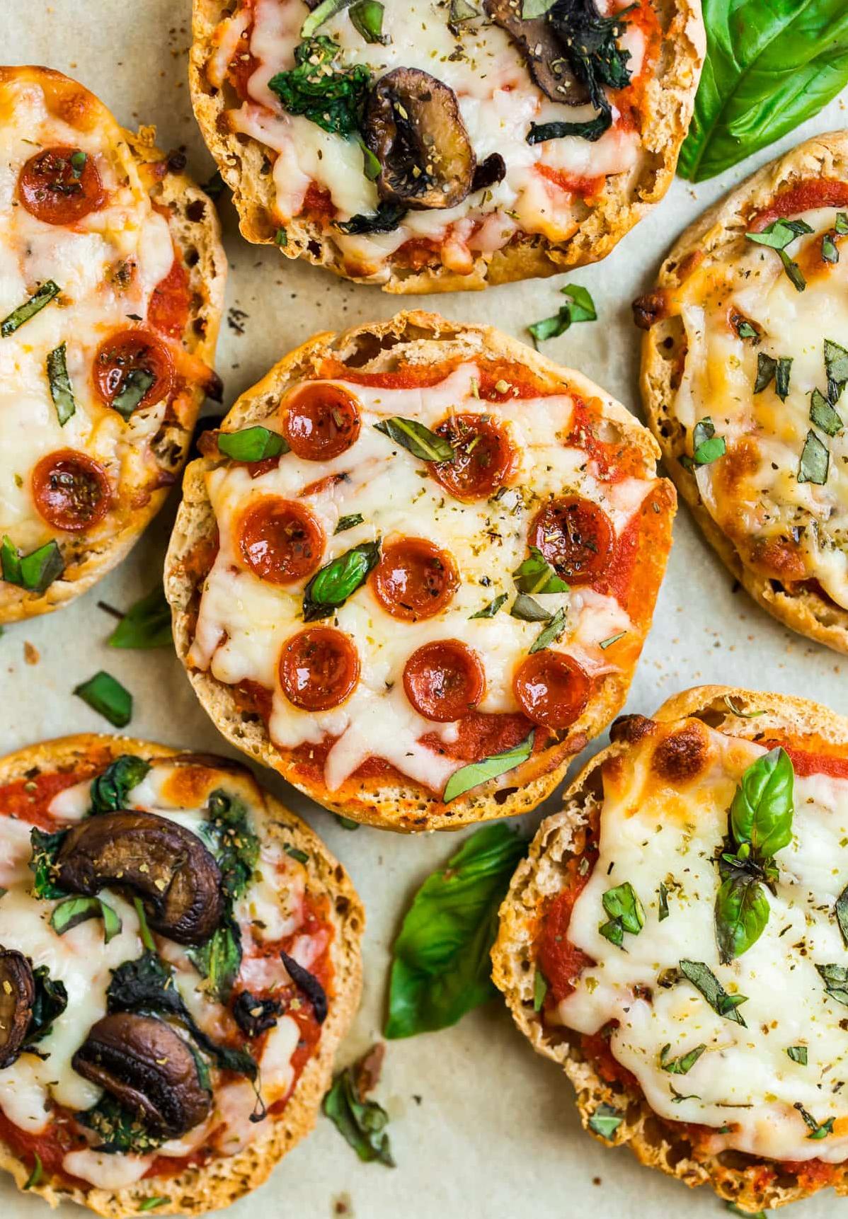 Get ready for a burst of flavor in every bite with these pepperoni English muffin pizzas. 🔥