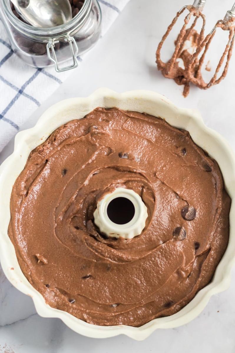  Get ready to impress your guests with this easy and flavorful 7-UP chocolate chip pound cake.