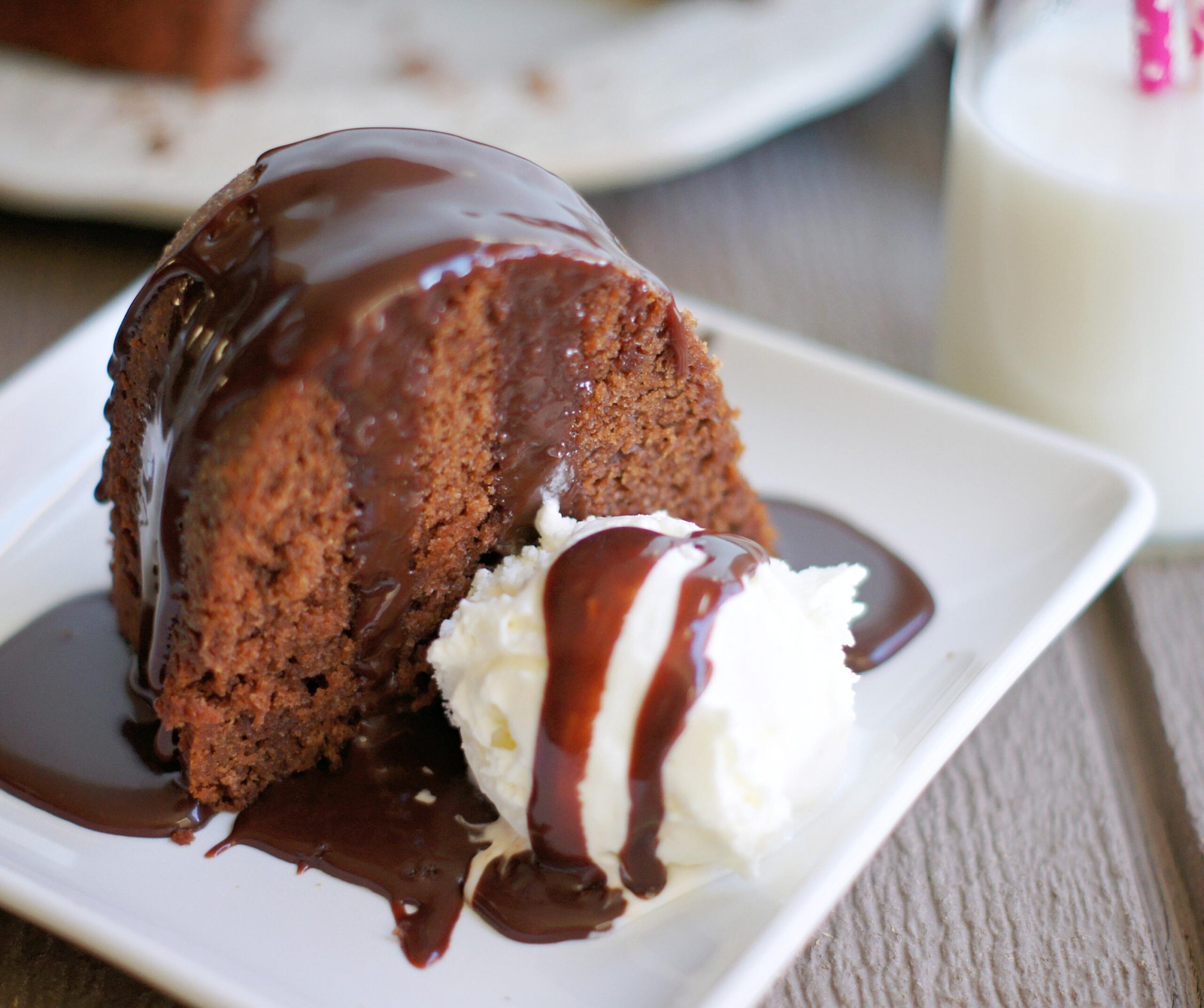  Indulge in a heavenly dessert with this hot chocolate sauce and pound cake combo!