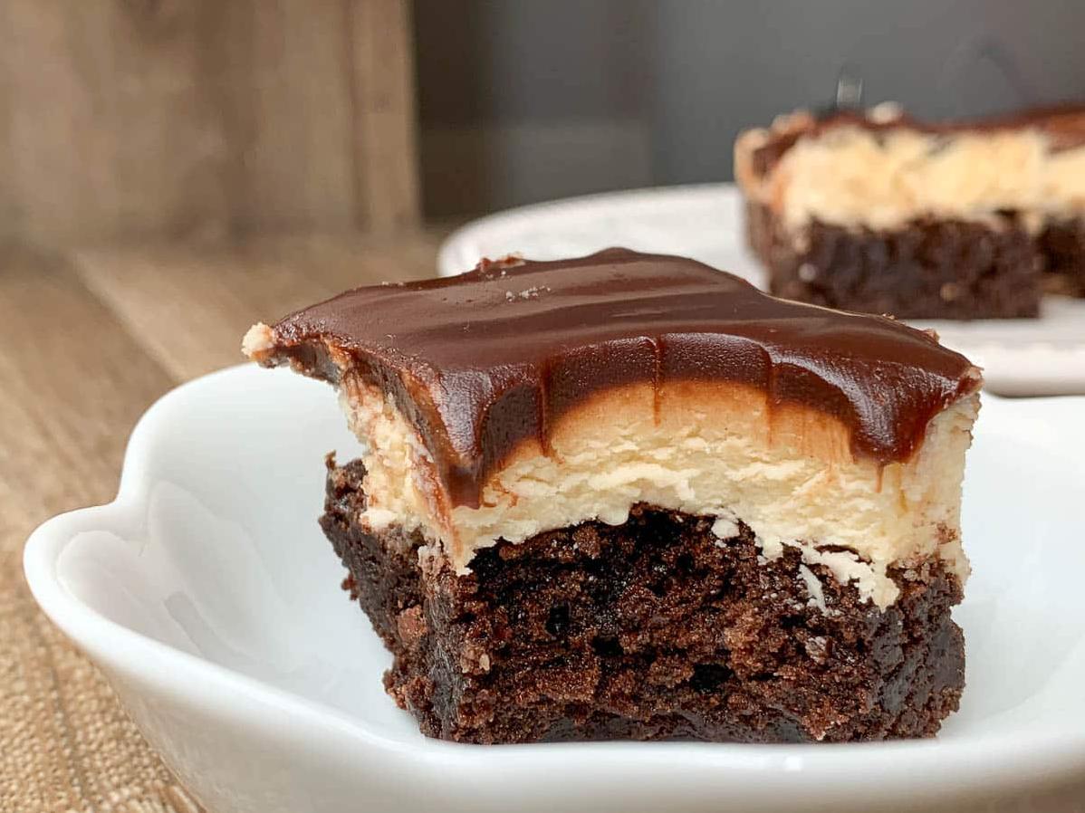  Layers of fudgy brownie, creamy Irish cream filling, and whipped cream topping.