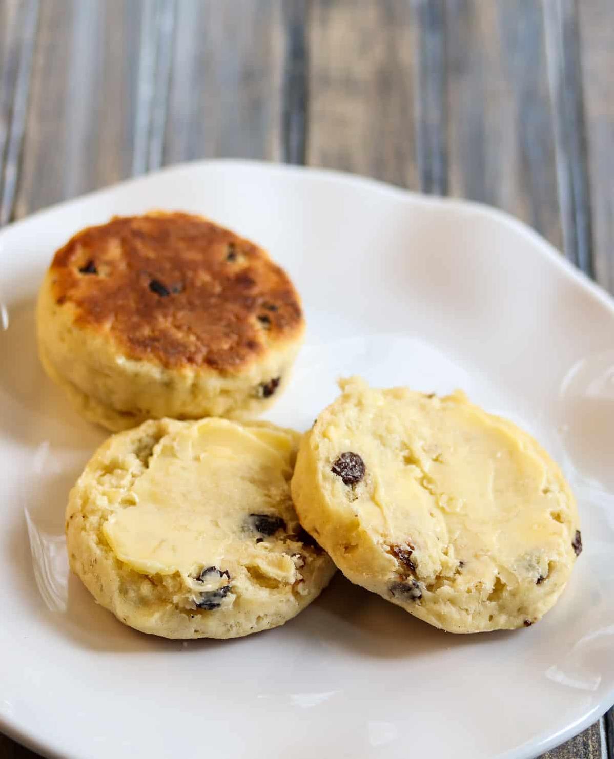  Making your kitchen smell like a bakery with these raisin scones.