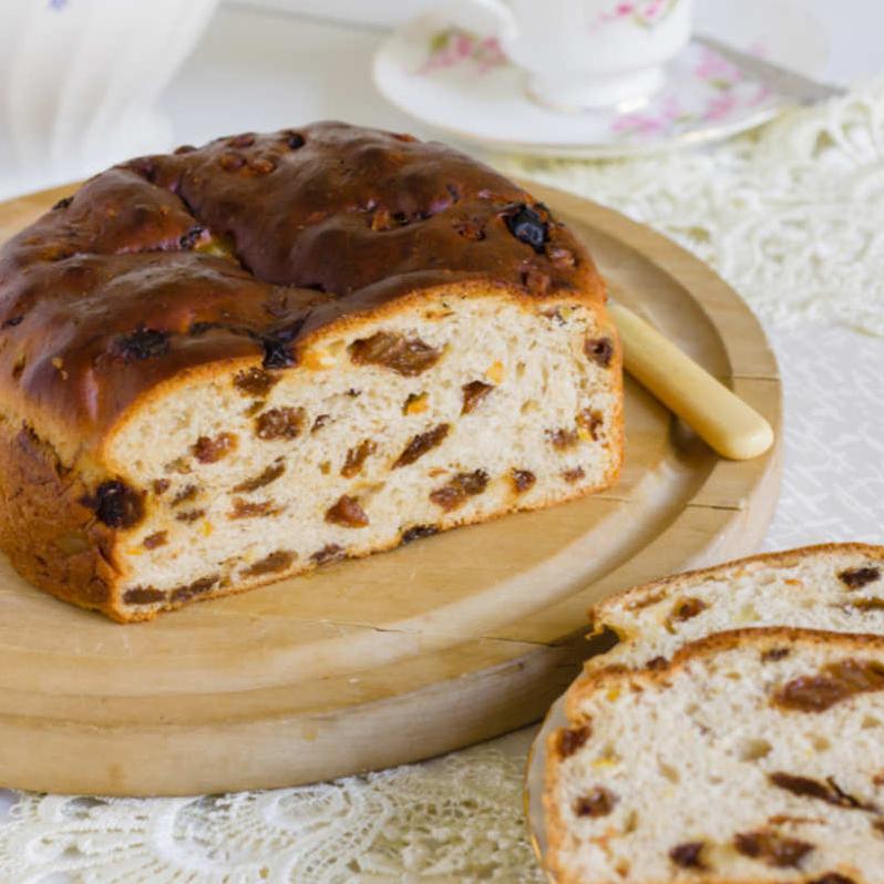  Old-school charm: A rustic and charming serving tray serving a freshly baked Irish Tea Cake.