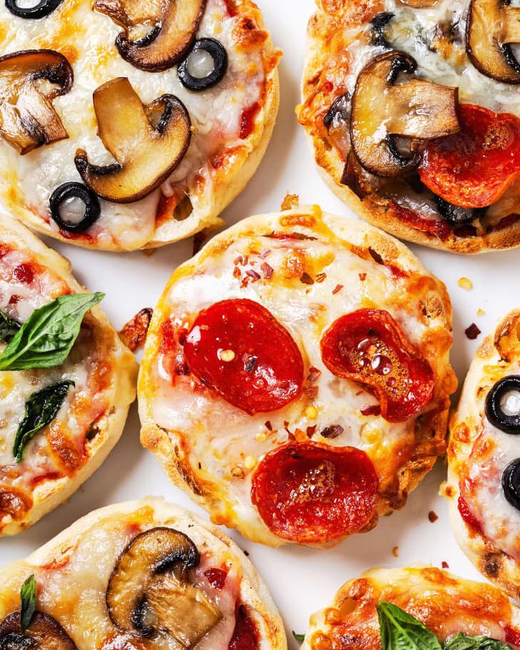 One bite of these pepperoni English muffin pizzas and you'll be transported to Italy. 🇮🇹