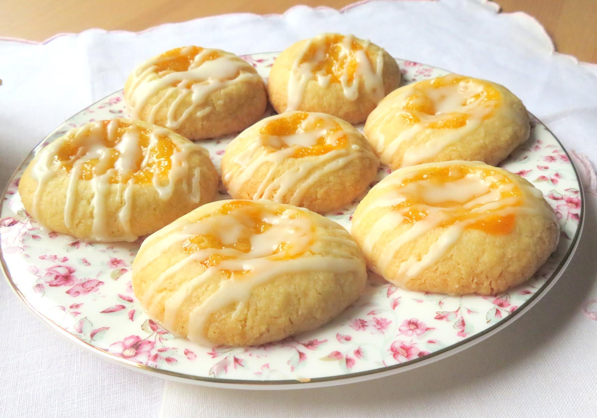 Perfectly baked round cookies filled with mouth-watering lemon curd - a true delight!