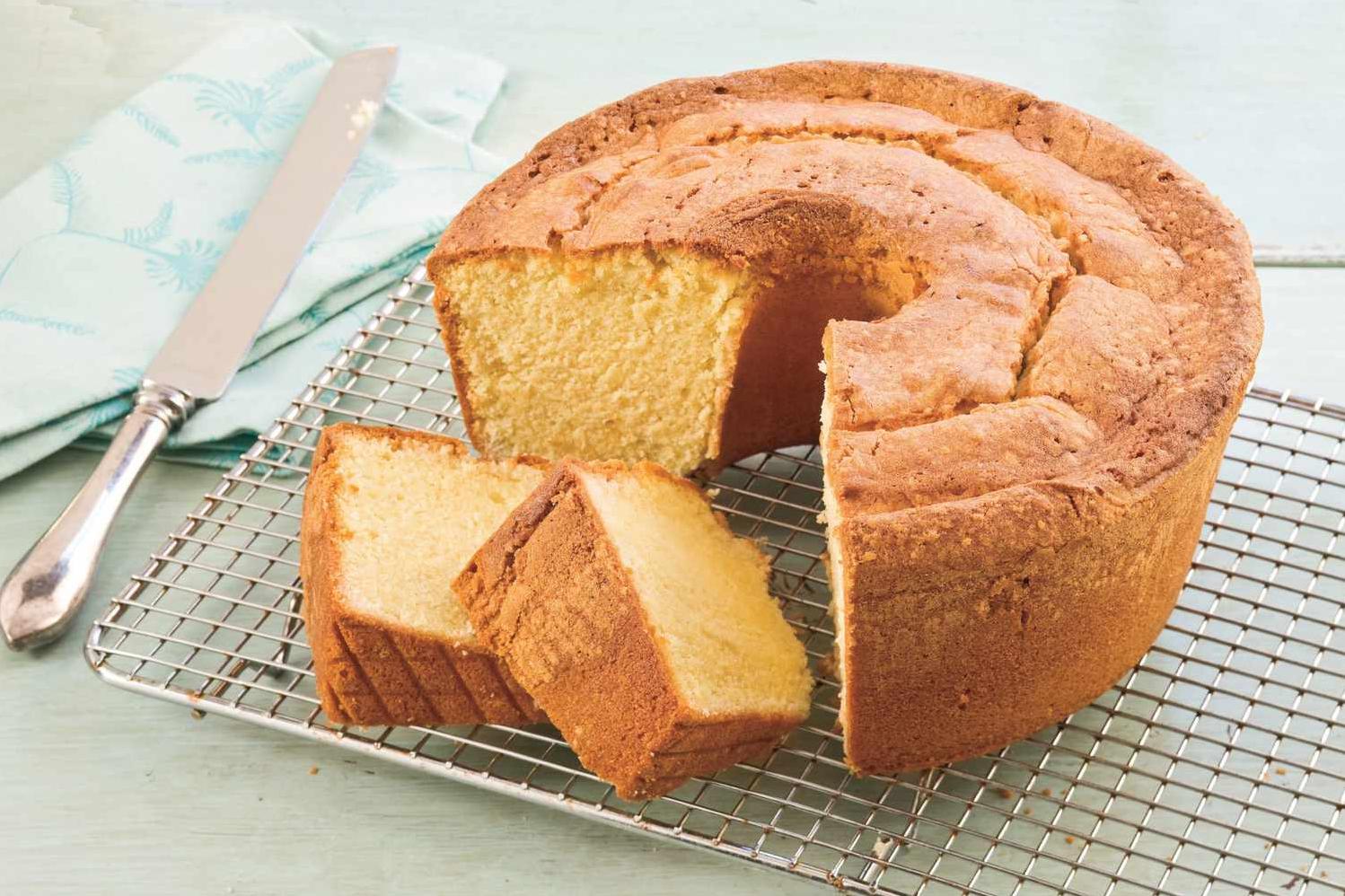  Pound cake: the perfect base for your favorite seasonal fruits.