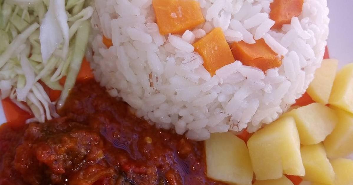  Rice, meat, vegetables, and spices... what else do you need?