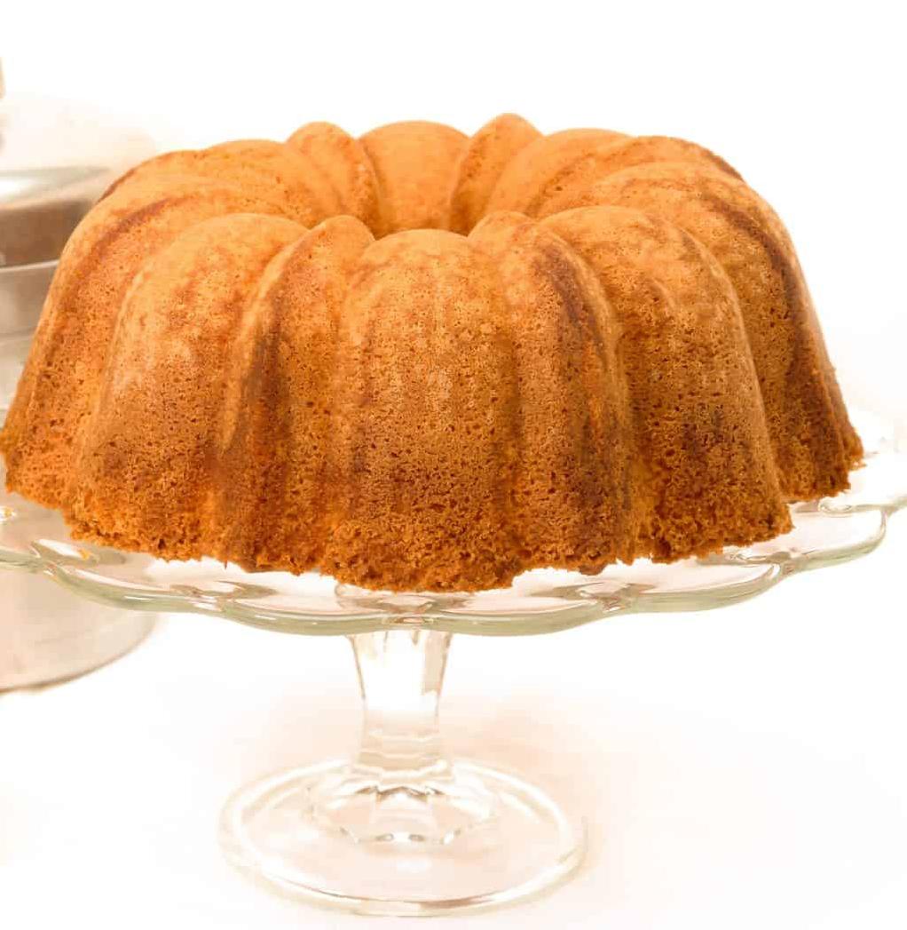  Satisfy those cake cravings without the guilt with this delicious fat-free sour cream pound cake.