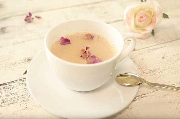  Take a moment to relax and savour the subtle notes of rose in each sip of English Rose Tea.
