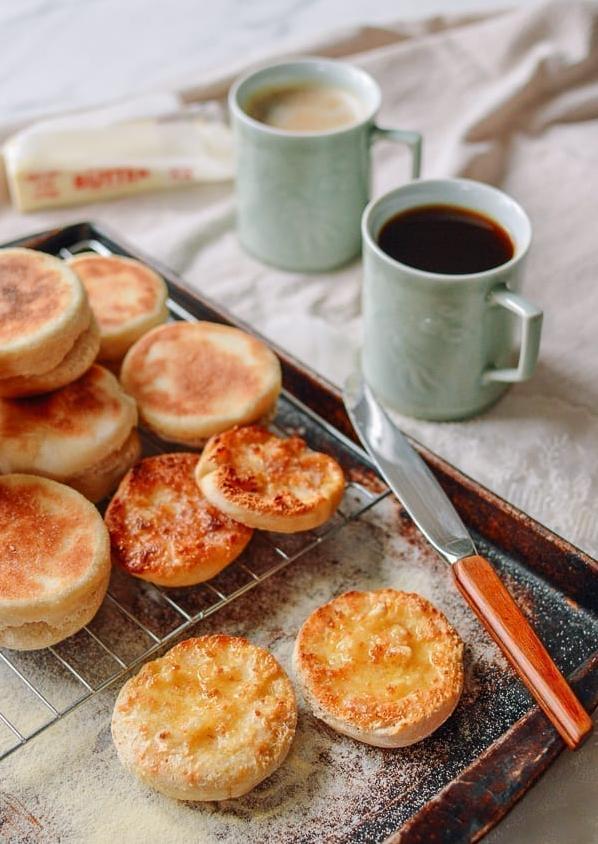  The aroma of fresh English muffins in the morning is irresistible.