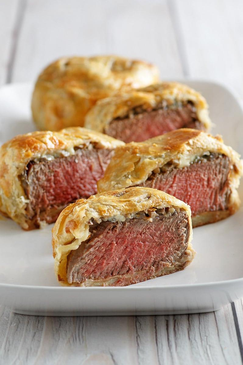  The crispy puff pastry is perfectly layered and enveloping the juicy meatlo