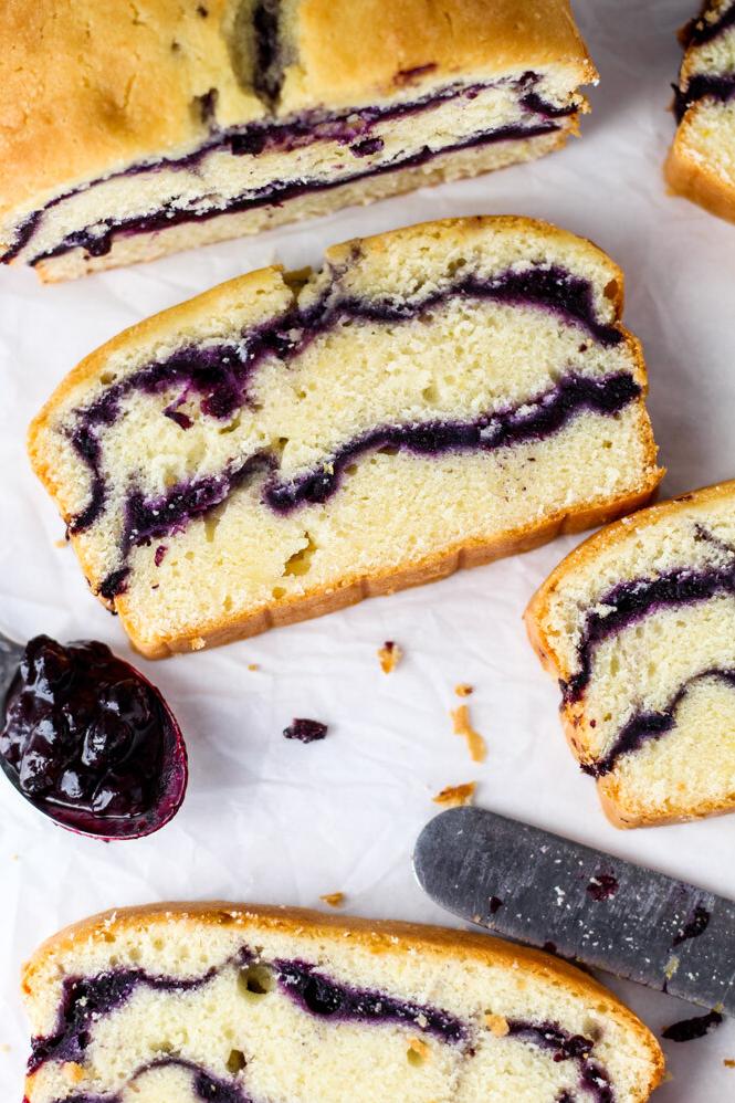  Thick and rich blueberry sauce, paired perfectly with the tender cake.