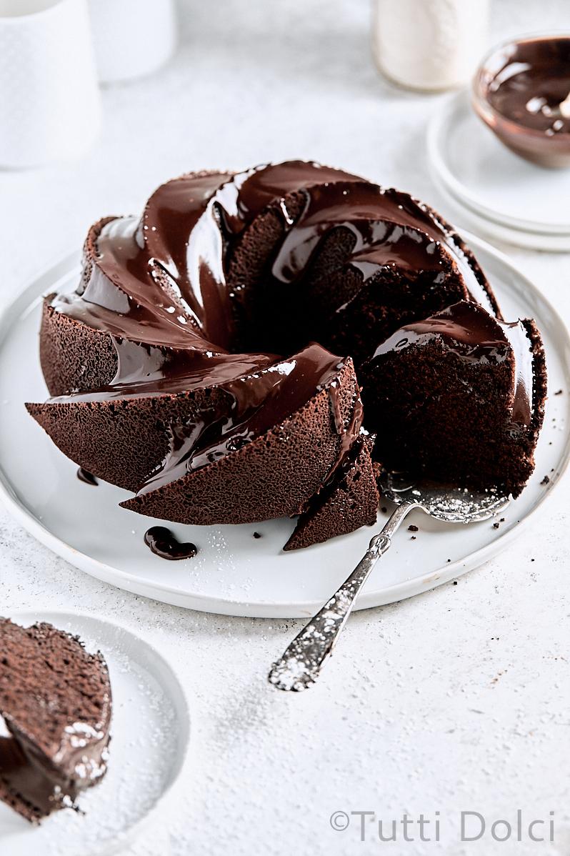  This cake is perfect for chocolate lovers who want to indulge without any fuss.
