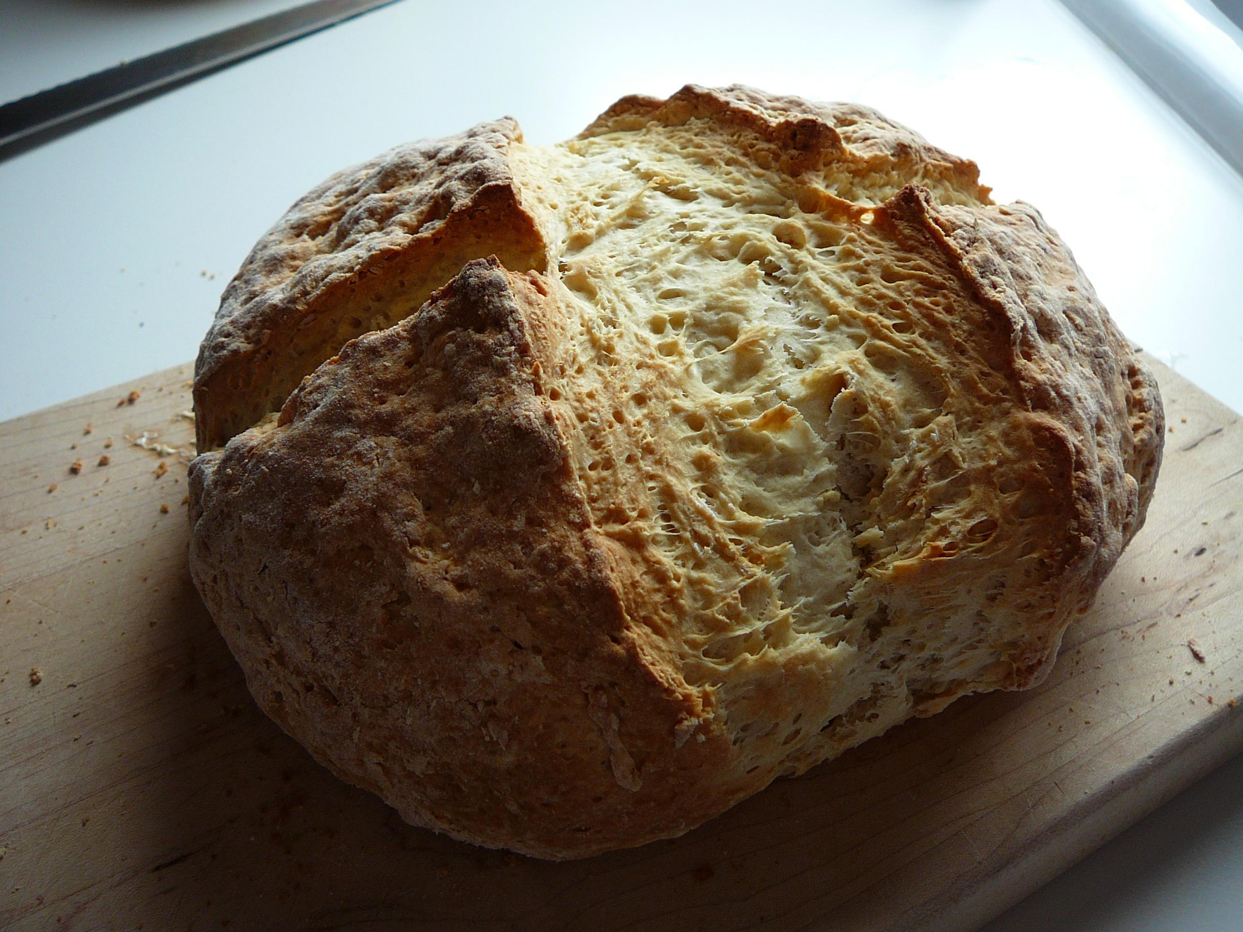 Freshly Baked Irish Currant Soda Bread – A Hearty Delight!