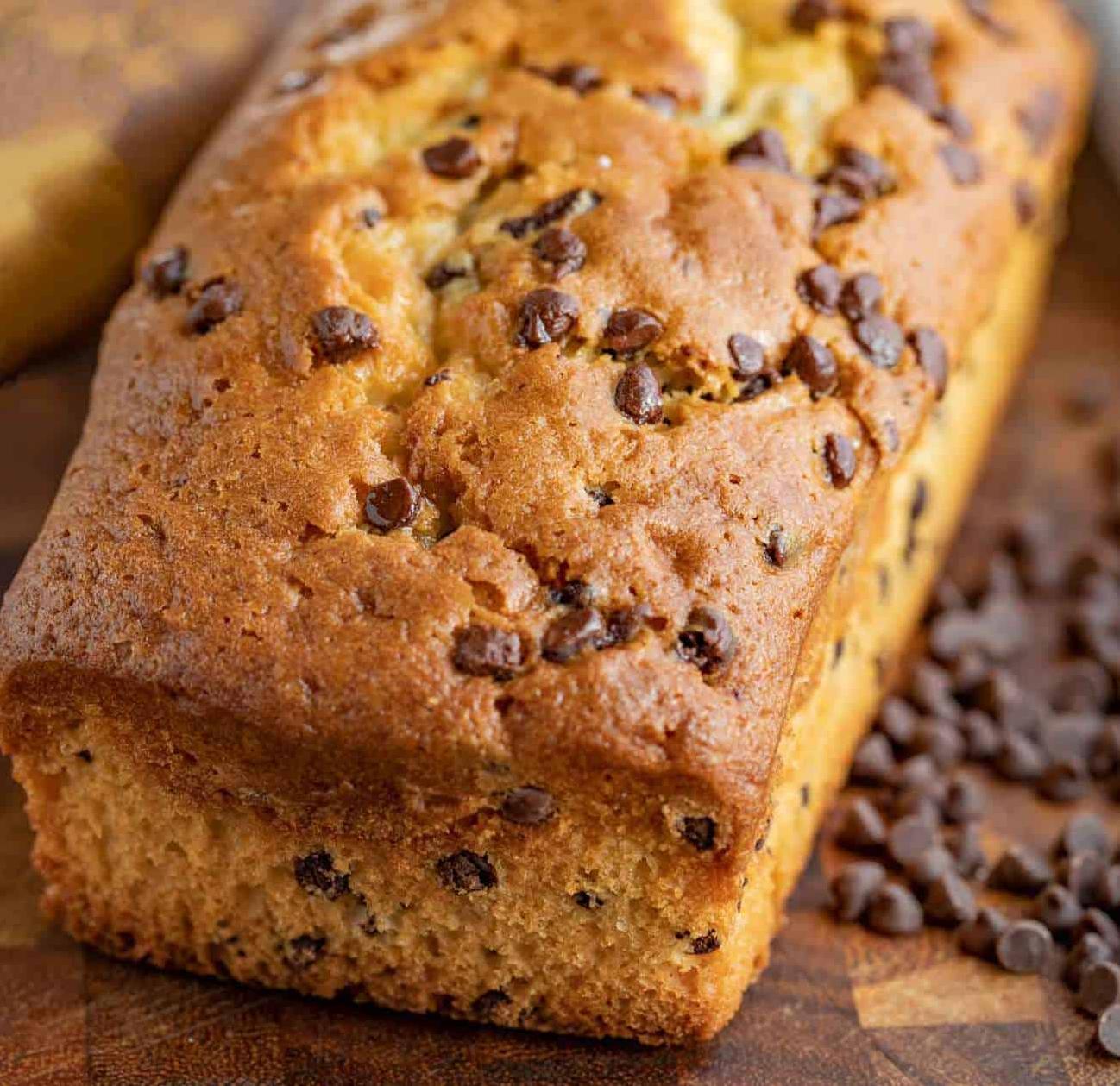  Want to treat yourself to something sweet? This fudge chip pound cake is perfect for you!