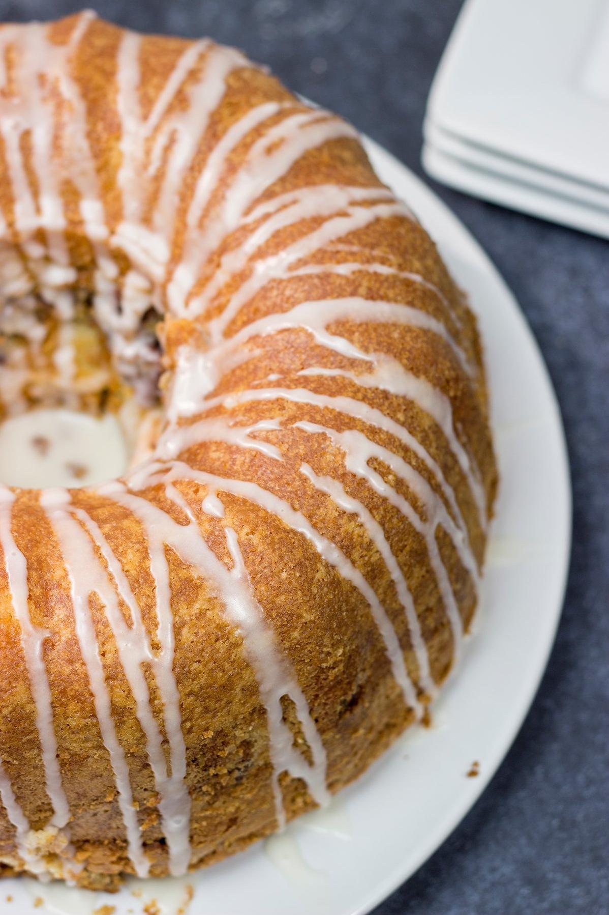  Warm up your day with this delicious cinnamon pecan cake.