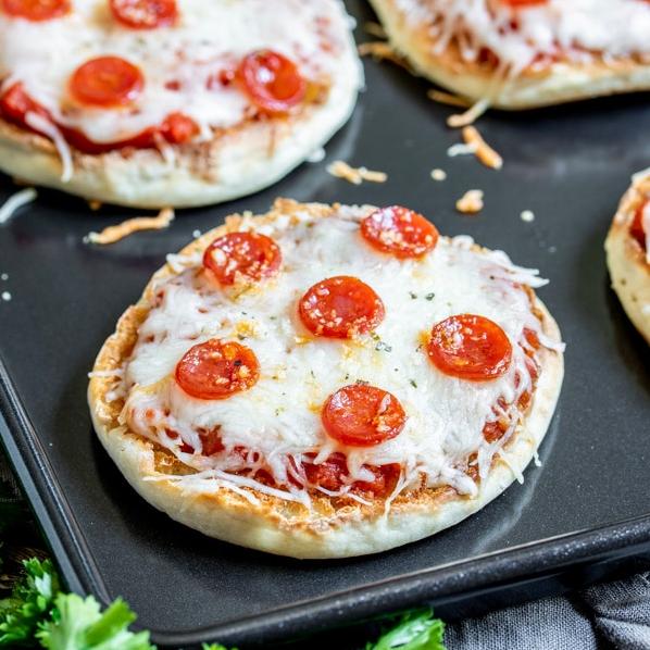 Who said pizzas can't be individual? Make your own mini pizzas with this easy recipe. 🍴